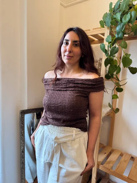 Blusa doblada con brillos